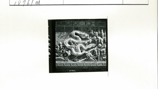 石墙上的龙纹精细雕刻.jpg