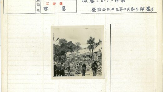 石墙人群与山丘烟雾景.jpg