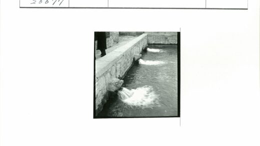 石墙人脸喷水口景观.jpg