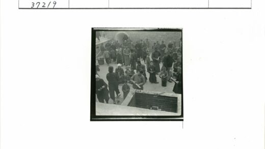 石墙前人群聚集阅读卷轴.jpg