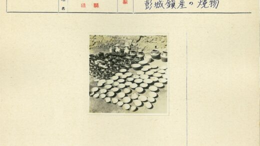 石墙前陶器陈列.jpg