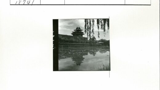 石墙古建绿树倒影.jpg