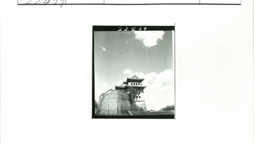 石墙古建绿树晴空.jpg