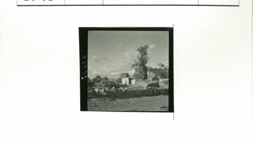 石墙古树与云空传统建筑.jpg
