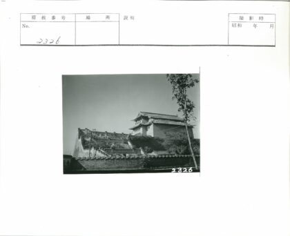 石墙围合的传统历史建筑.jpg