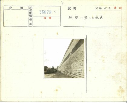 石墙土路行人村庄阴云天.jpg
