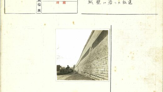 石墙土路行人村庄阴云天.jpg