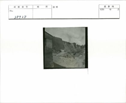 石墙土路行人水道风景.jpg
