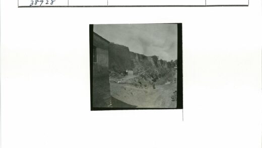 石墙土路行人水道风景.jpg