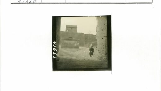石墙土路边的孩子.jpg
