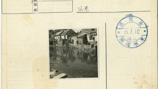 石墙尖顶建筑河流倒影.jpg