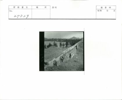 石墙延伸至远山建筑景观.jpg
