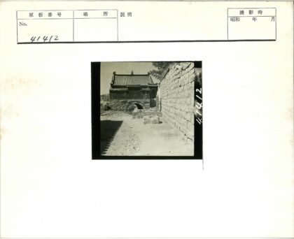 石墙拱门传统建筑小径.jpg