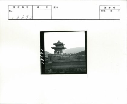 石墙拱门后的多层古建与远山.jpg