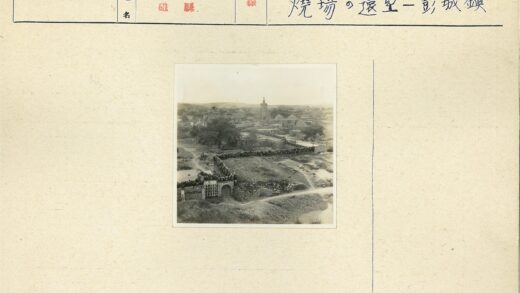 石墙拱顶建筑与尖塔景观.jpg