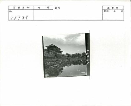 石墙斜顶建筑水影风光.jpg