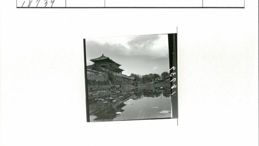 石墙斜顶建筑水影风光.jpg