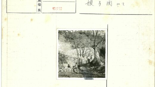 石墙旁两人荒野合影.jpg