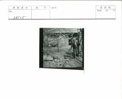 石墙旁提篮男子与花树建筑.jpg
