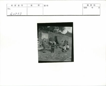 石墙旁的人群与建筑.jpg