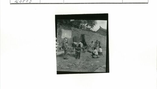 石墙旁的人群与建筑.jpg