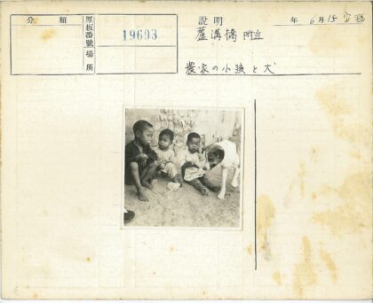 石墙旁的孩子与狗.jpg