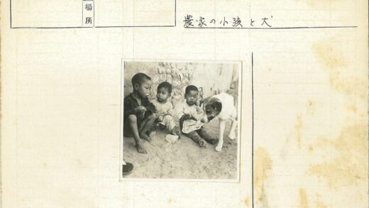 石墙旁的孩子与狗.jpg