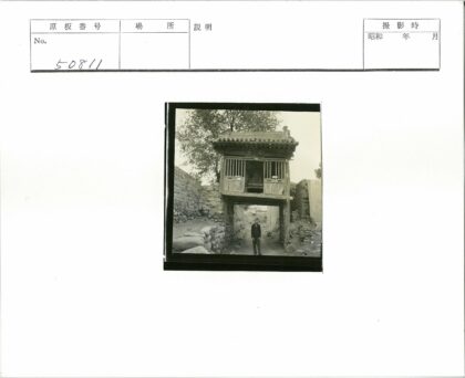 石墙木屋小径男子.jpg