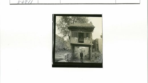 石墙木屋小径男子.jpg