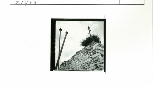 石墙植被与木杆云空映照.jpg