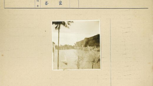 石墙水域旁树与小建筑风景.jpg