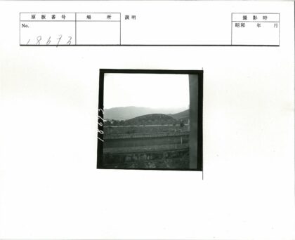 石墙瓦顶建筑与远山景色.jpg