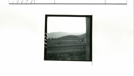 石墙瓦顶建筑与远山景色.jpg