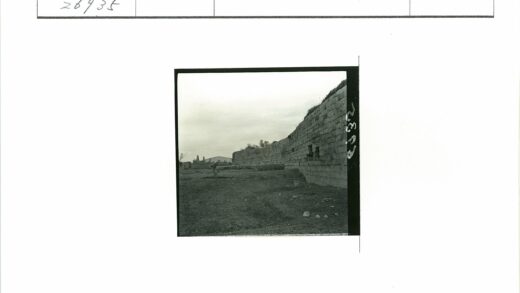 石墙砖块与远山风景.jpg