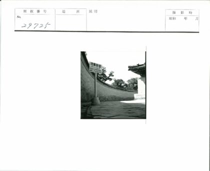 石墙砖路与古建筑风景.jpg