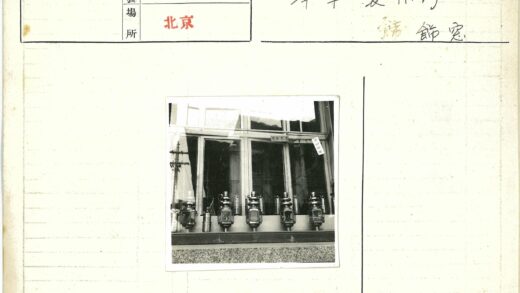 石墙窗台上的传统灯笼.jpg