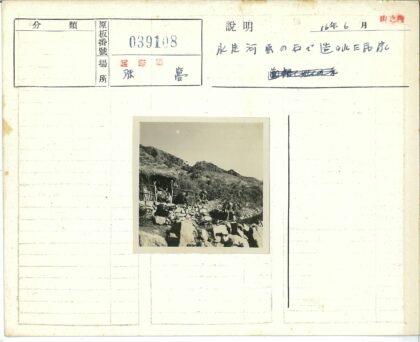 石墙茅草屋与青山风光.jpg