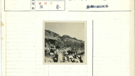 石墙茅草屋与青山风光.jpg