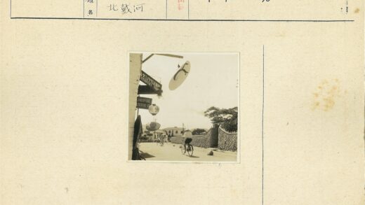 石墙街道骑行与商铺招牌.jpg
