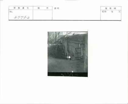 石墙铁门与枯树楼梯景观.jpg