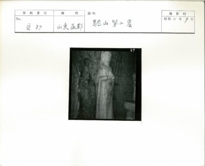石墙雕像群环绕主尊像.jpg