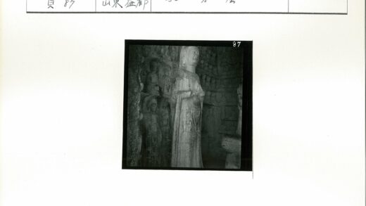 石墙雕像群环绕主尊像.jpg