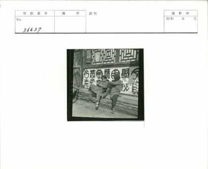 石壁墙边两人传统窗景交谈.jpg