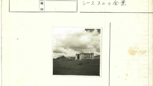石头建筑与尖顶教堂草地风光.jpg