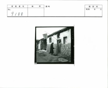 石头建筑前的人物与旗帜.jpg