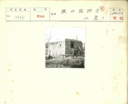 石屋外人与驴互动.jpg