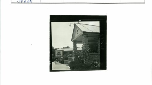 石屋门廊自行车与灌木景观.jpg