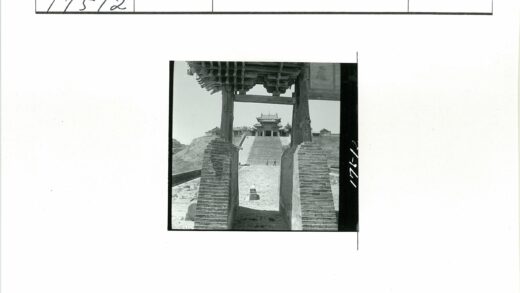 石径木门丘陵建筑景观.jpg
