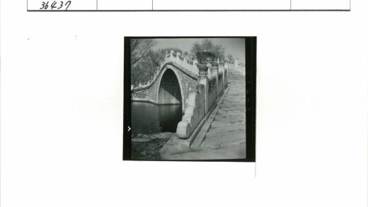 石拱桥与冬日河景.jpg