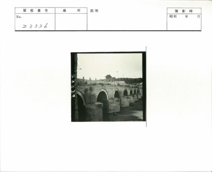 石拱桥与围墙古建筑景观.jpg